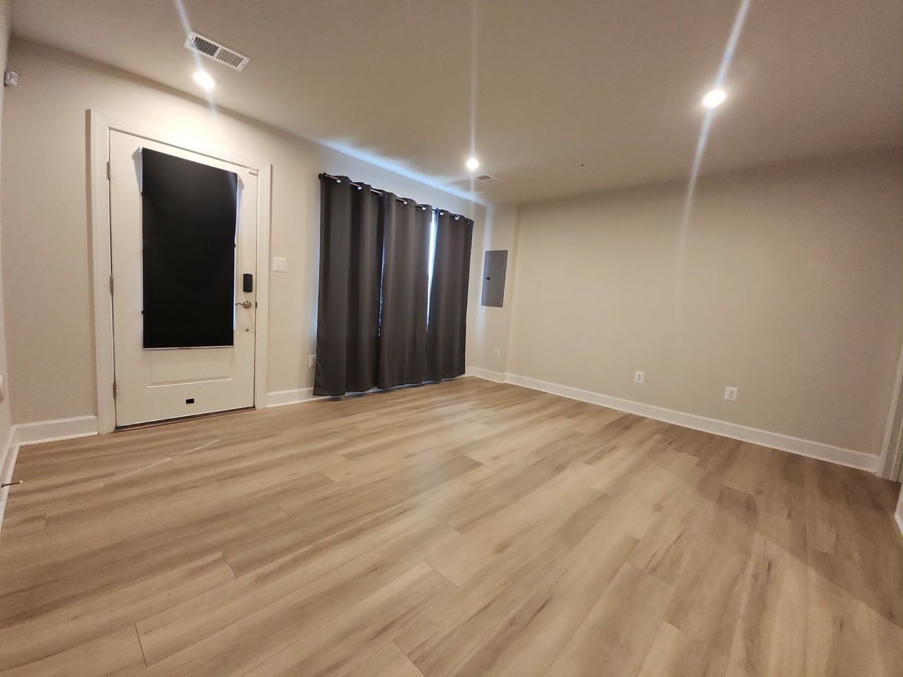 6730 Belcrest Rd - Photo 4 of 33