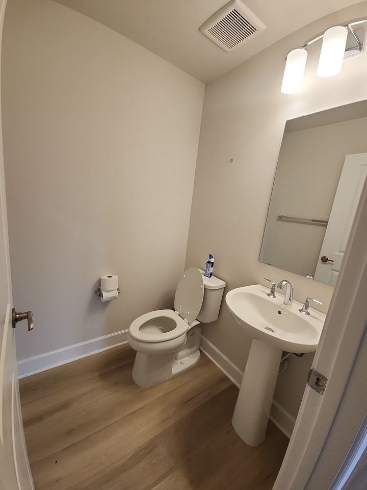 6730 Belcrest Rd - Photo 5 of 33