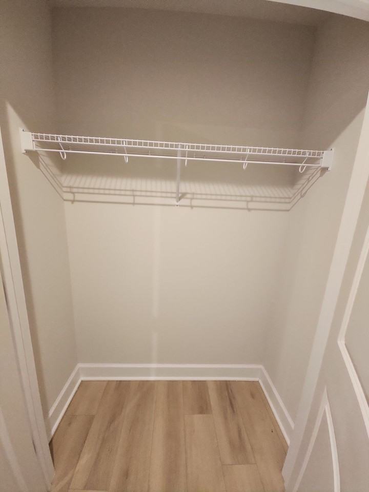 6730 Belcrest Rd - Photo 7 of 33