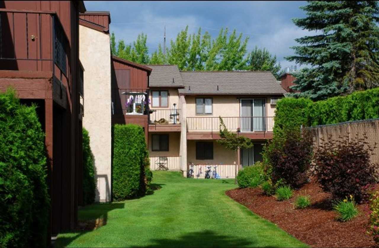 $1,075 / 2br - Photo 2 of 32