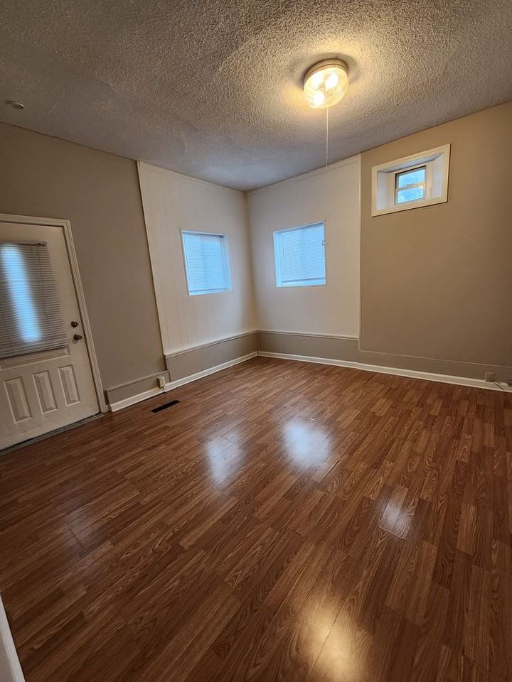 1002-1004 1002-1004 Pearl St - 1004 Pearl St A - Photo 2 of 18