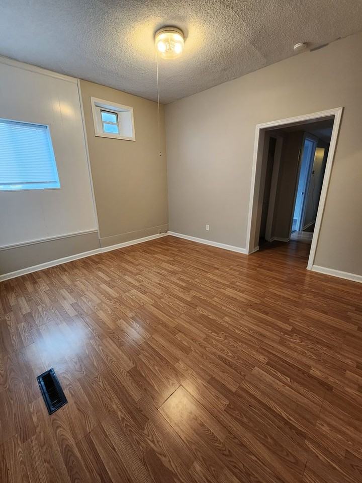 1002-1004 1002-1004 Pearl St - 1004 Pearl St A - Photo 3 of 18