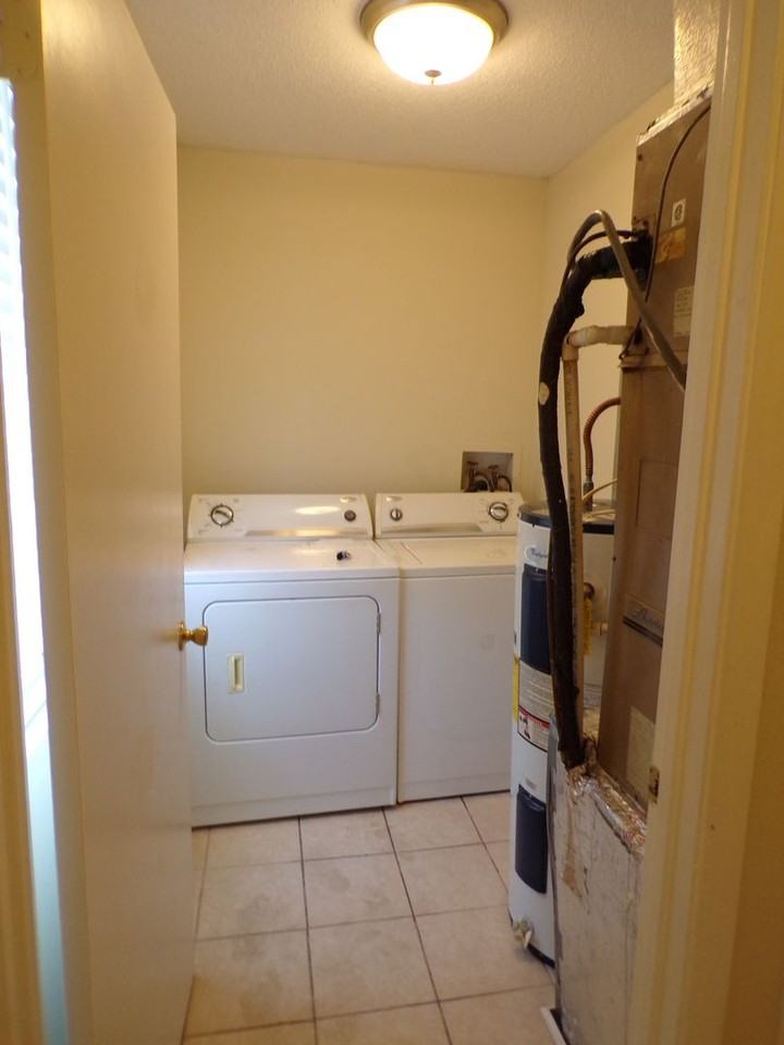 36 Woodview Dr Apt C - Photo 2 of 8