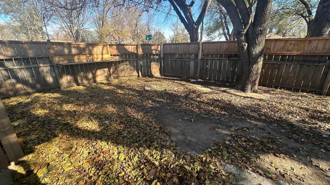 1423 E Lincoln St - Photo 4 of 12