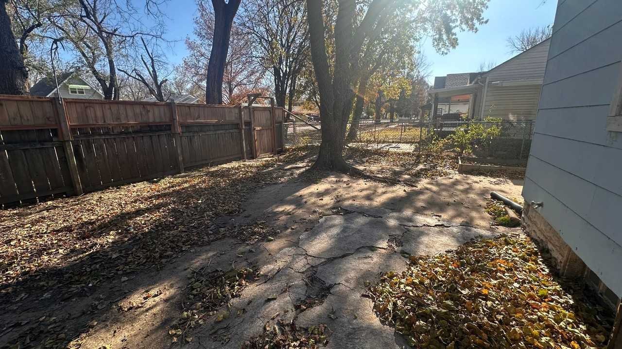 1423 E Lincoln St - Photo 5 of 12