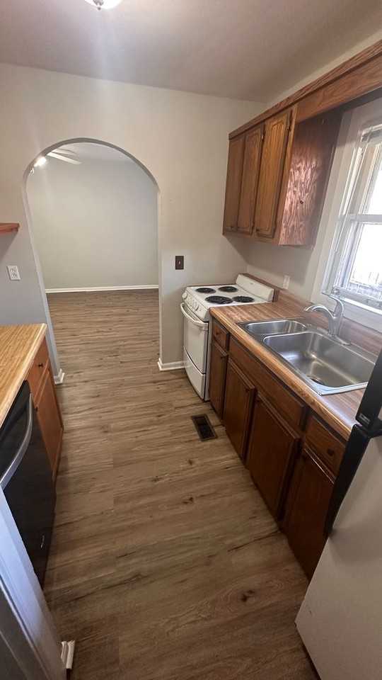 1423 E Lincoln St - Photo 6 of 12