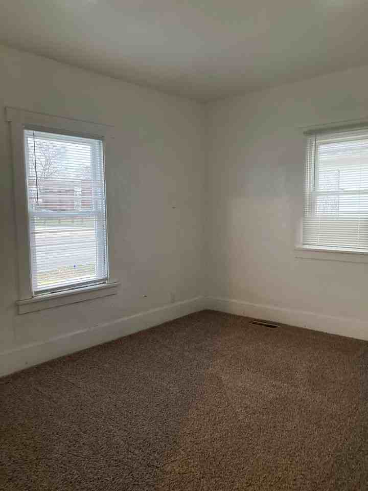 2025 E Memorial Dr - Photo 4 of 9