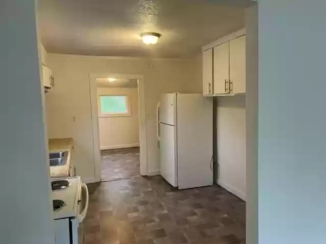 329 Glenn St - Photo 3 of 9