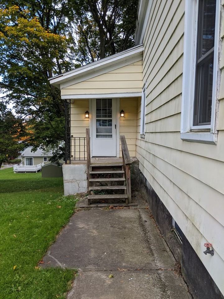 239 E 9th St - Photo 2 of 32