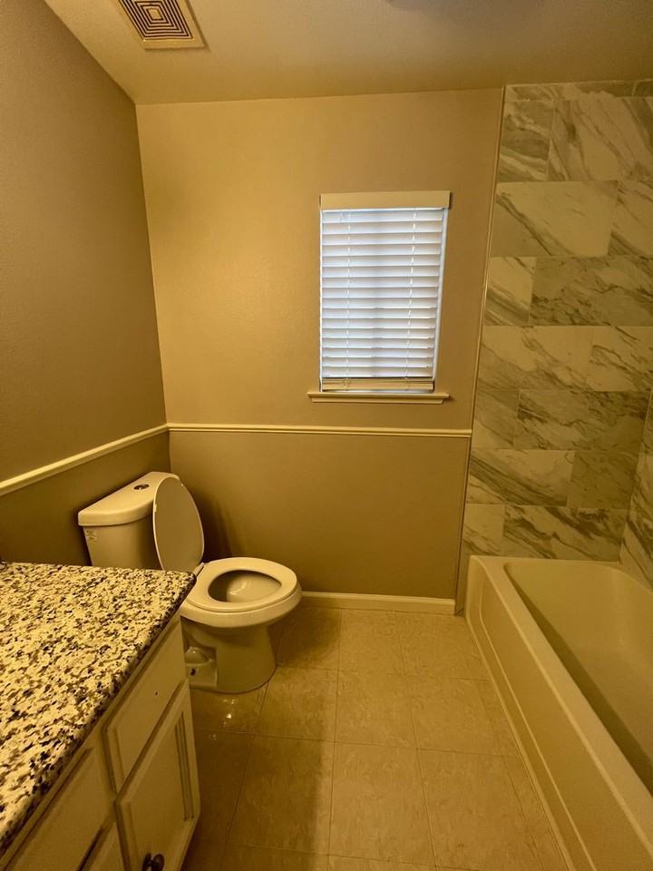 5530 N State St - Photo 3 of 21