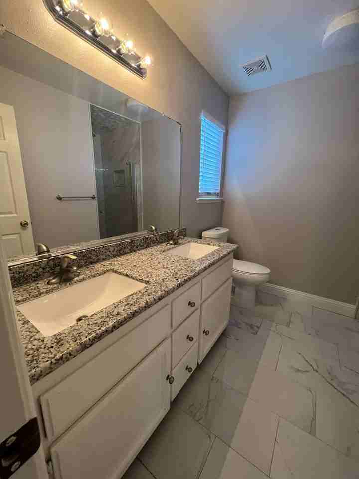 5530 N State St - Photo 4 of 21