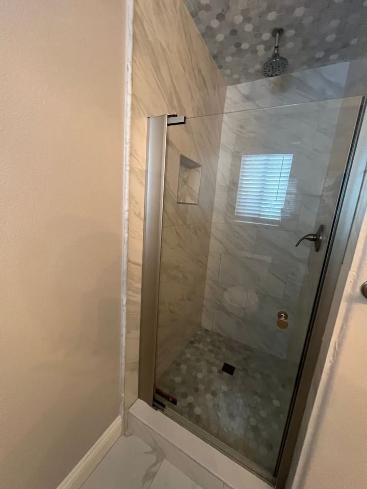 5530 N State St - Photo 5 of 21