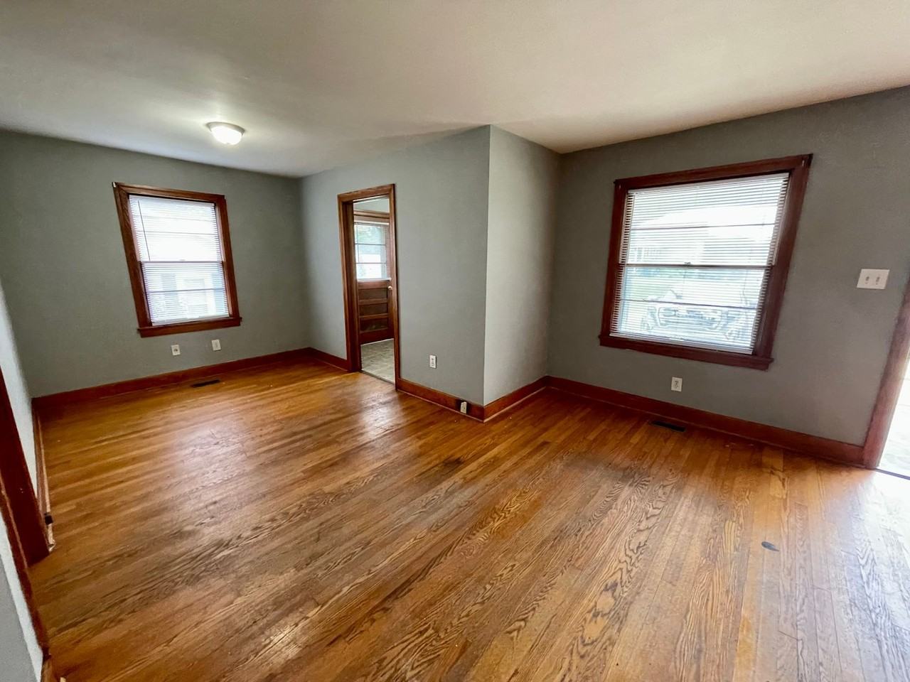 414 S Houston St - Photo 4 of 10