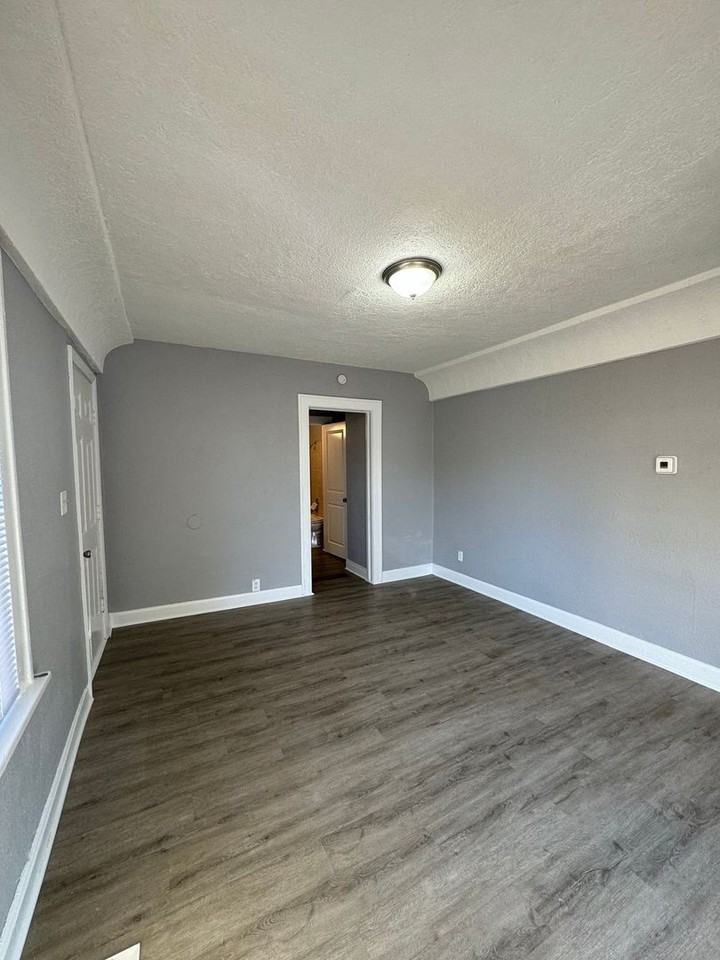 512 W Walnut St - Photo 5 of 12