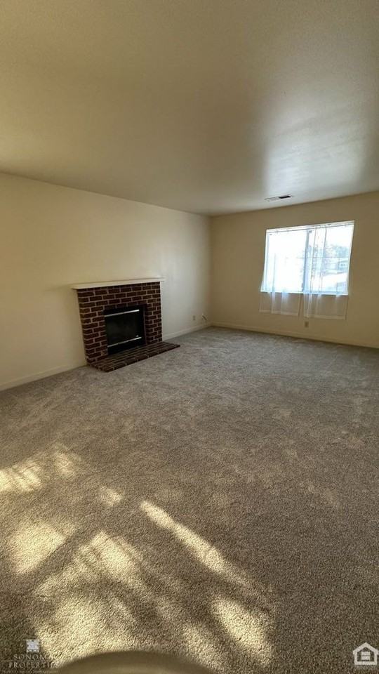 816 1st St W - Photo 3 of 13