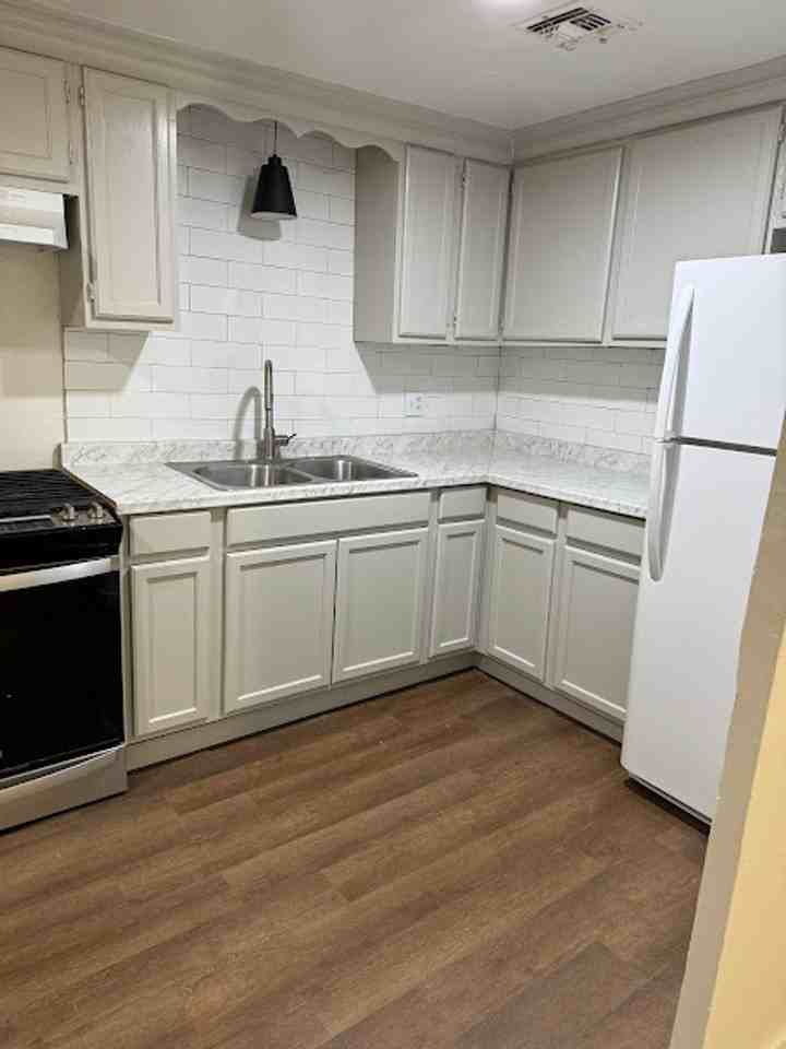 319 E Logan Ave - Photo 2 of 9