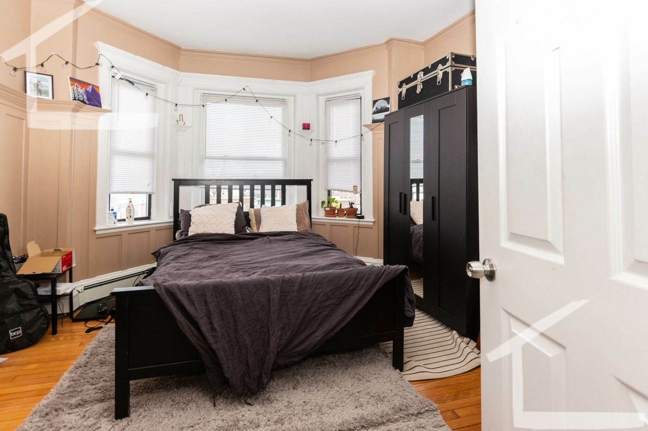 194 Harvard Avenue - Photo 4 of 7