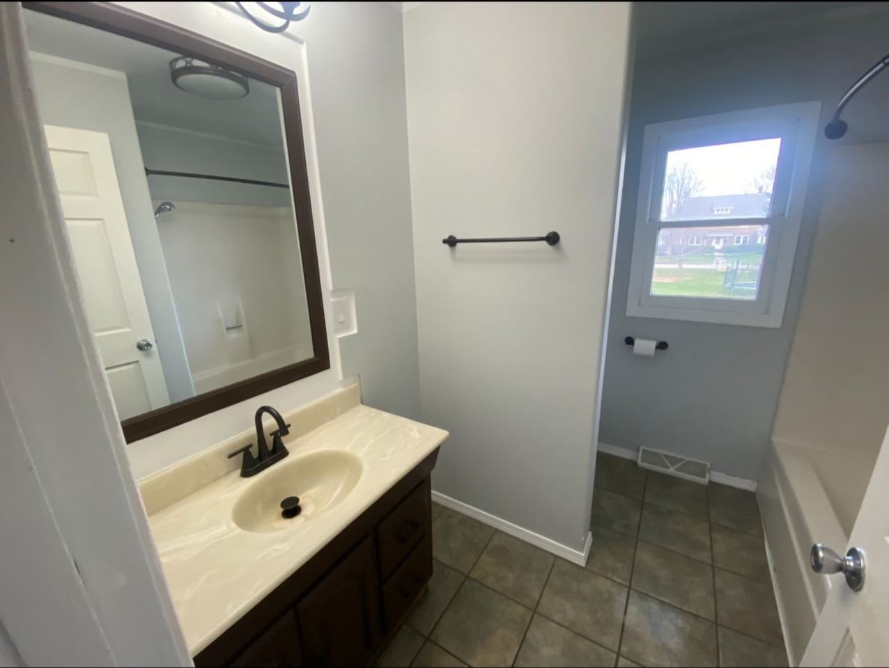 208 E Illinois St - Photo 7 of 22