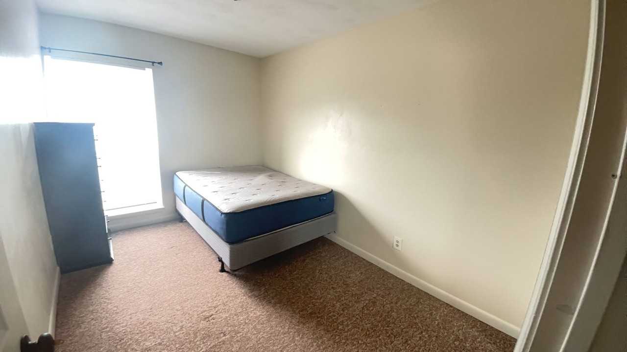 1390 Bradley Dr - Photo 5 of 7