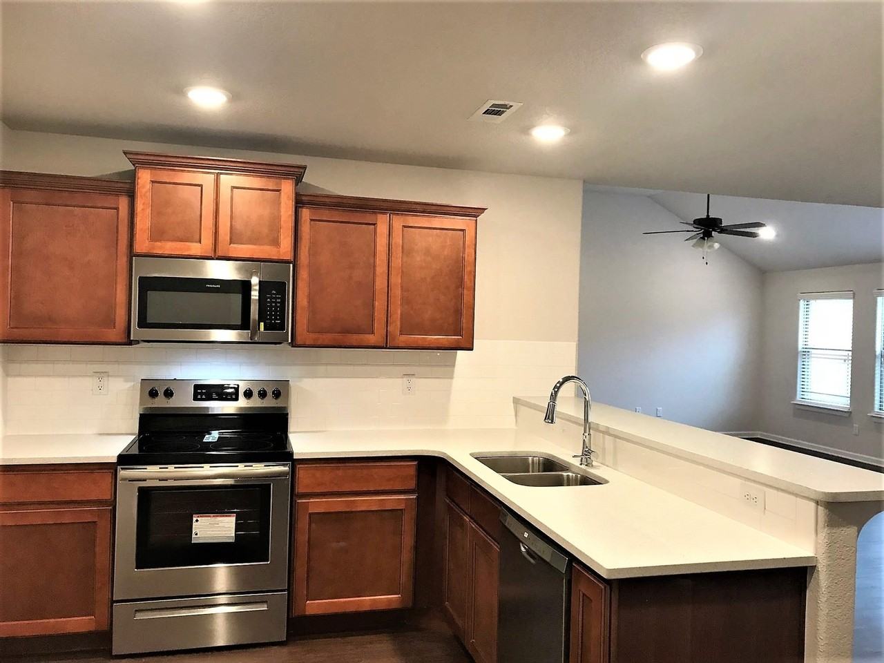 1302 Eagle Ct - Photo 4 of 18