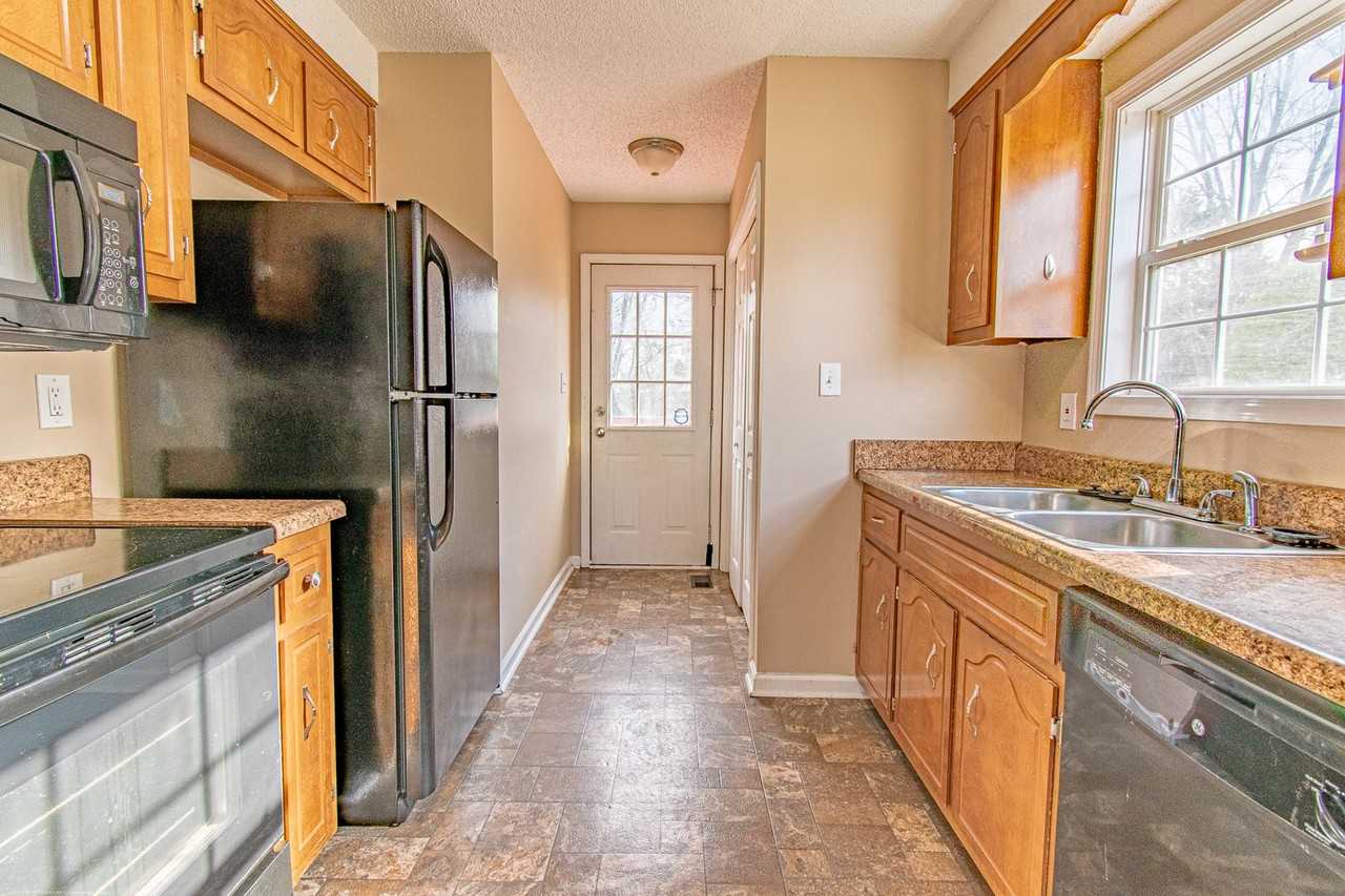181 Monarch Ln - Photo 4 of 21