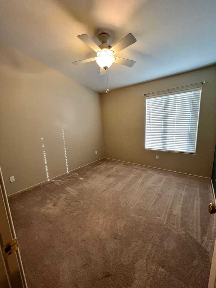 412 Apple Way - Photo 2 of 38