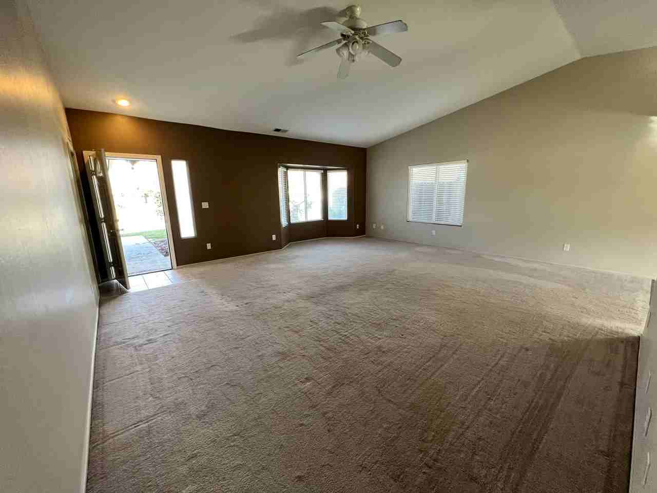 412 Apple Way - Photo 5 of 38