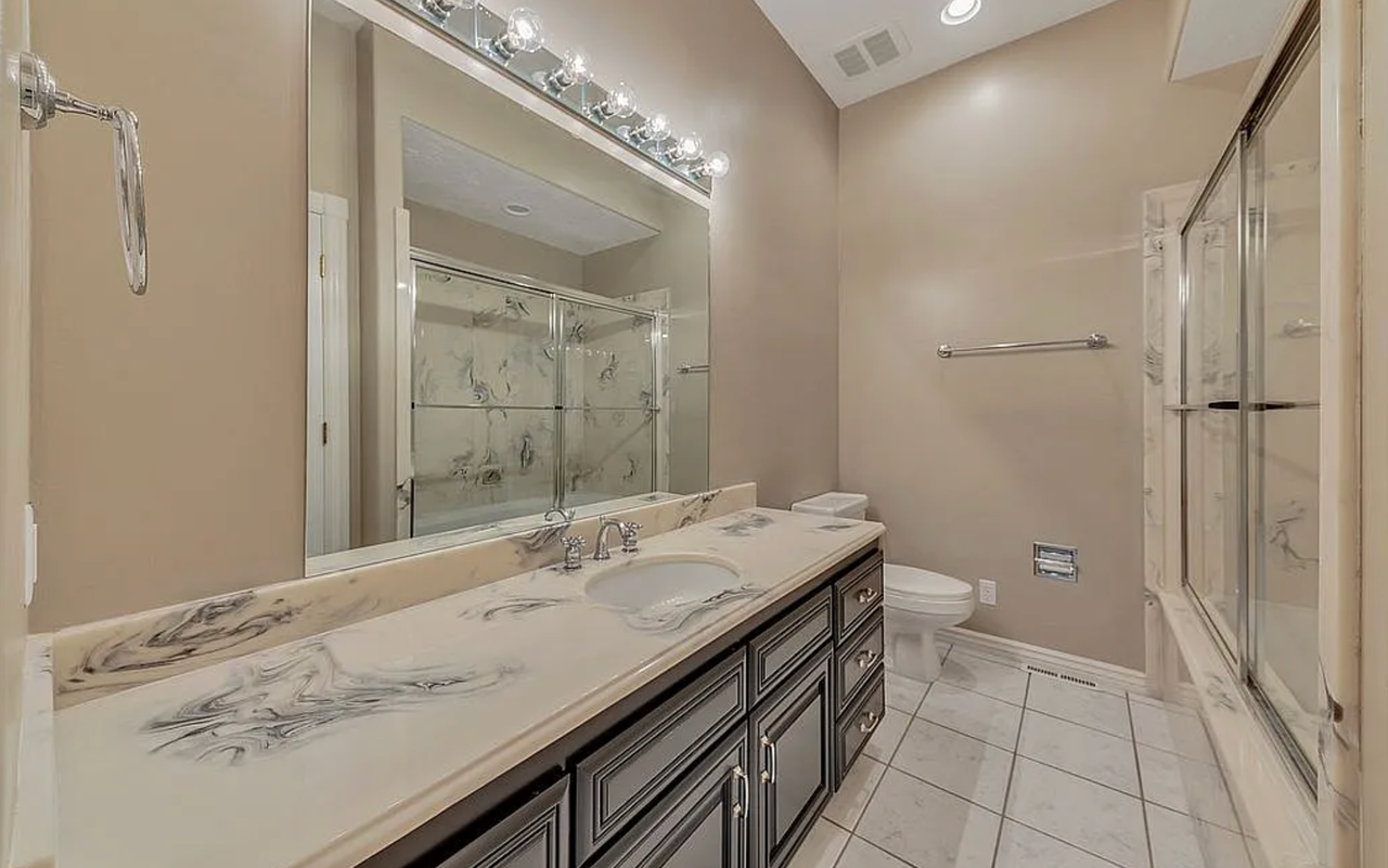 825 N Eastcapitol Blvd - Photo 6 of 13