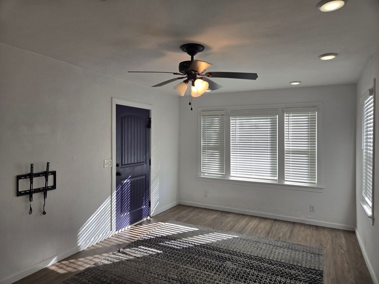 710 W Lakeview Ave - Photo 3 of 19