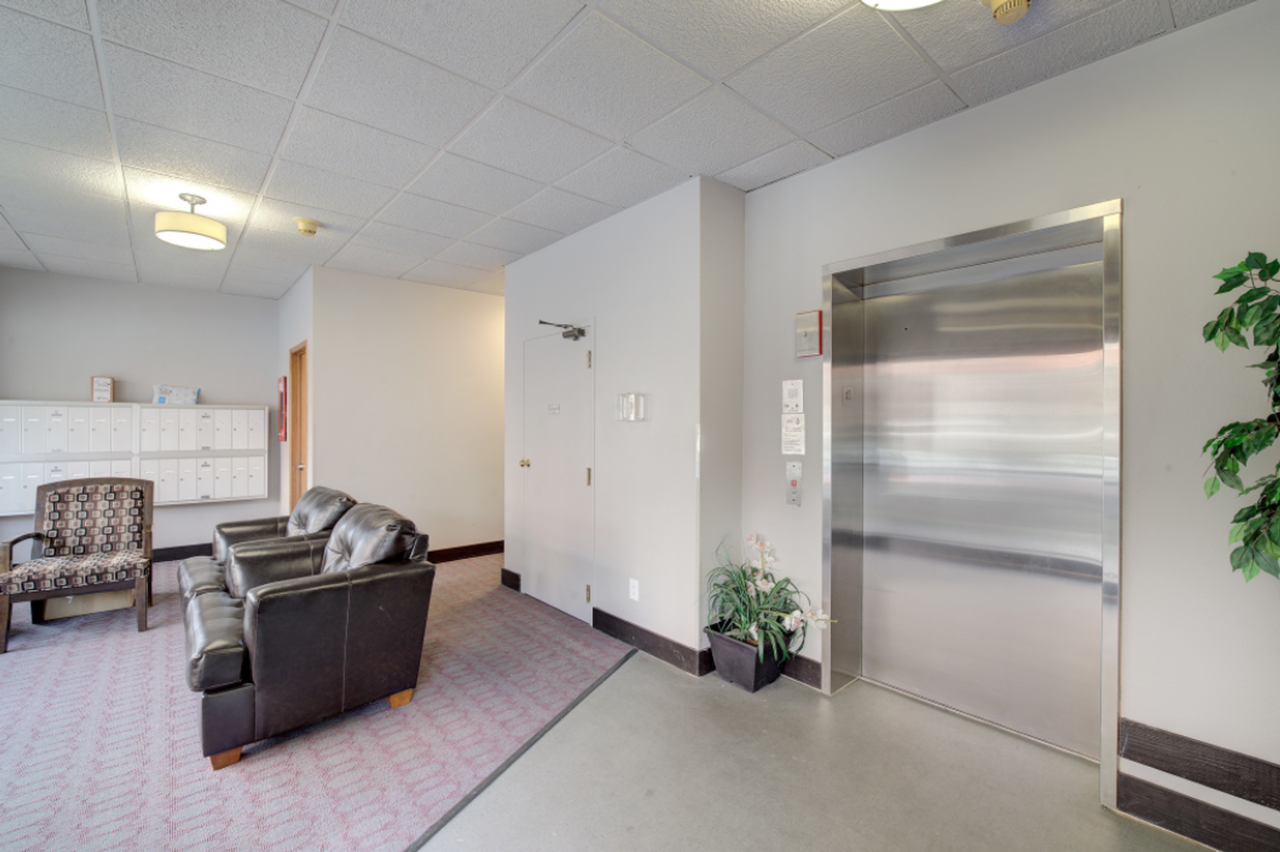 321 10th Ave - Photo 4 of 8