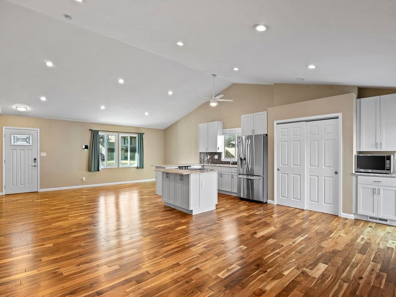 1518 Welch St - Photo 3 of 21