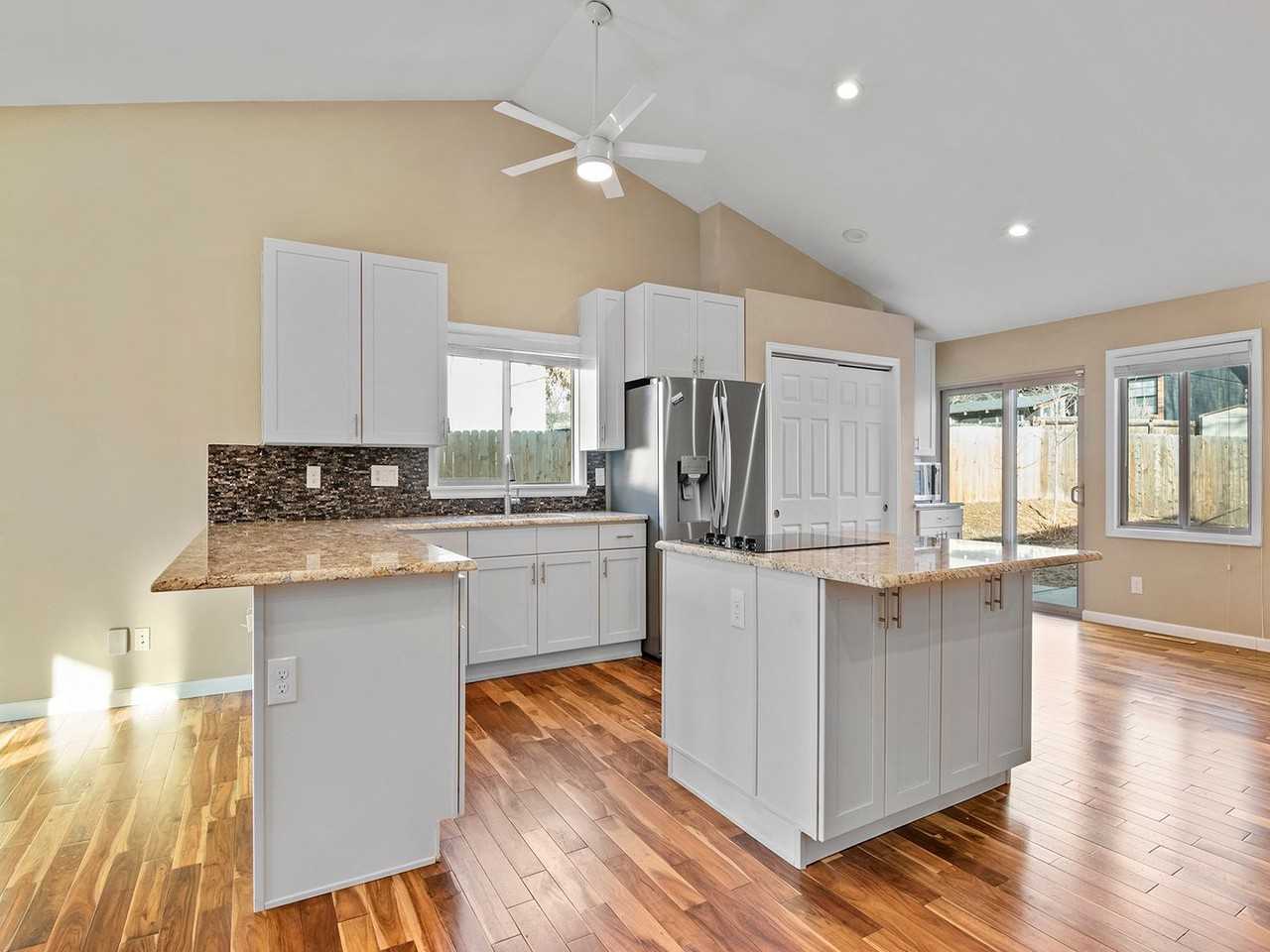 1518 Welch St - Photo 4 of 21