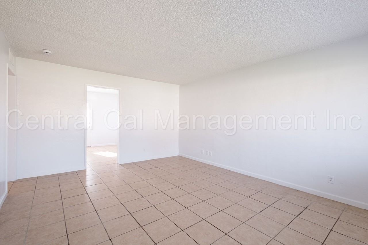 3300 N Chester Ave - Photo 3 of 16