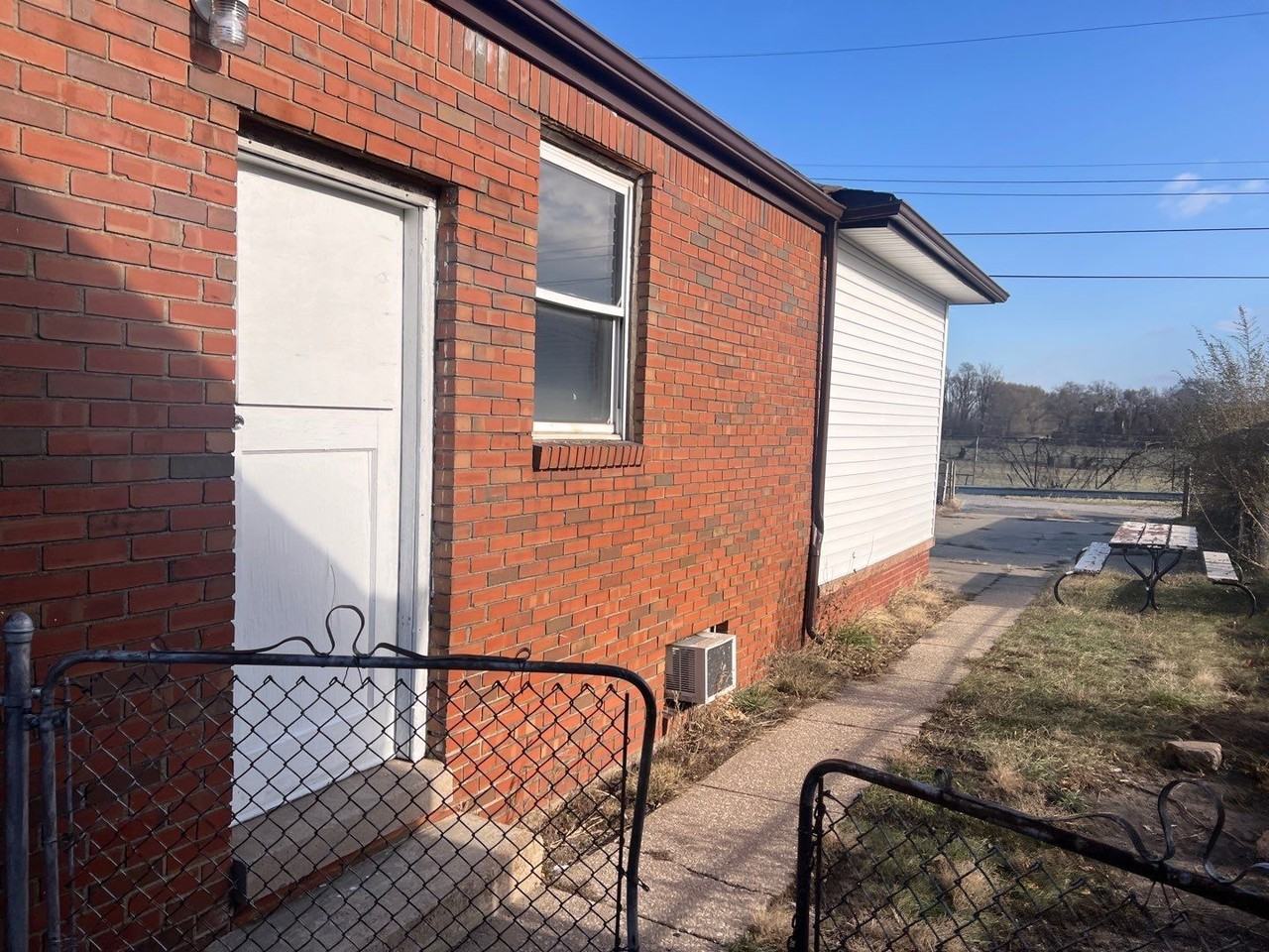 239 Arthur St - Photo 3 of 14