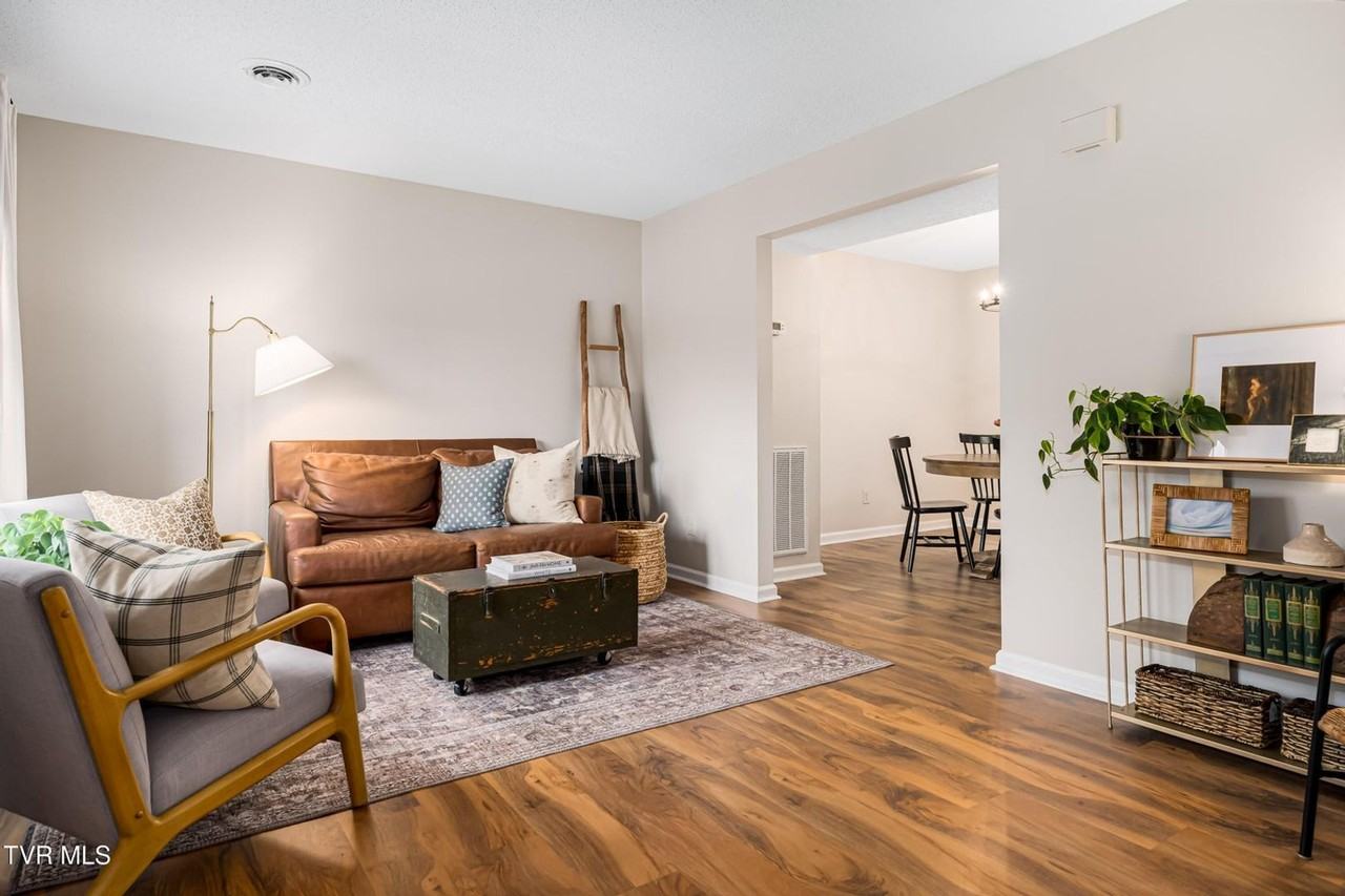 2241 Forest Acres Dr - Photo 2 of 30