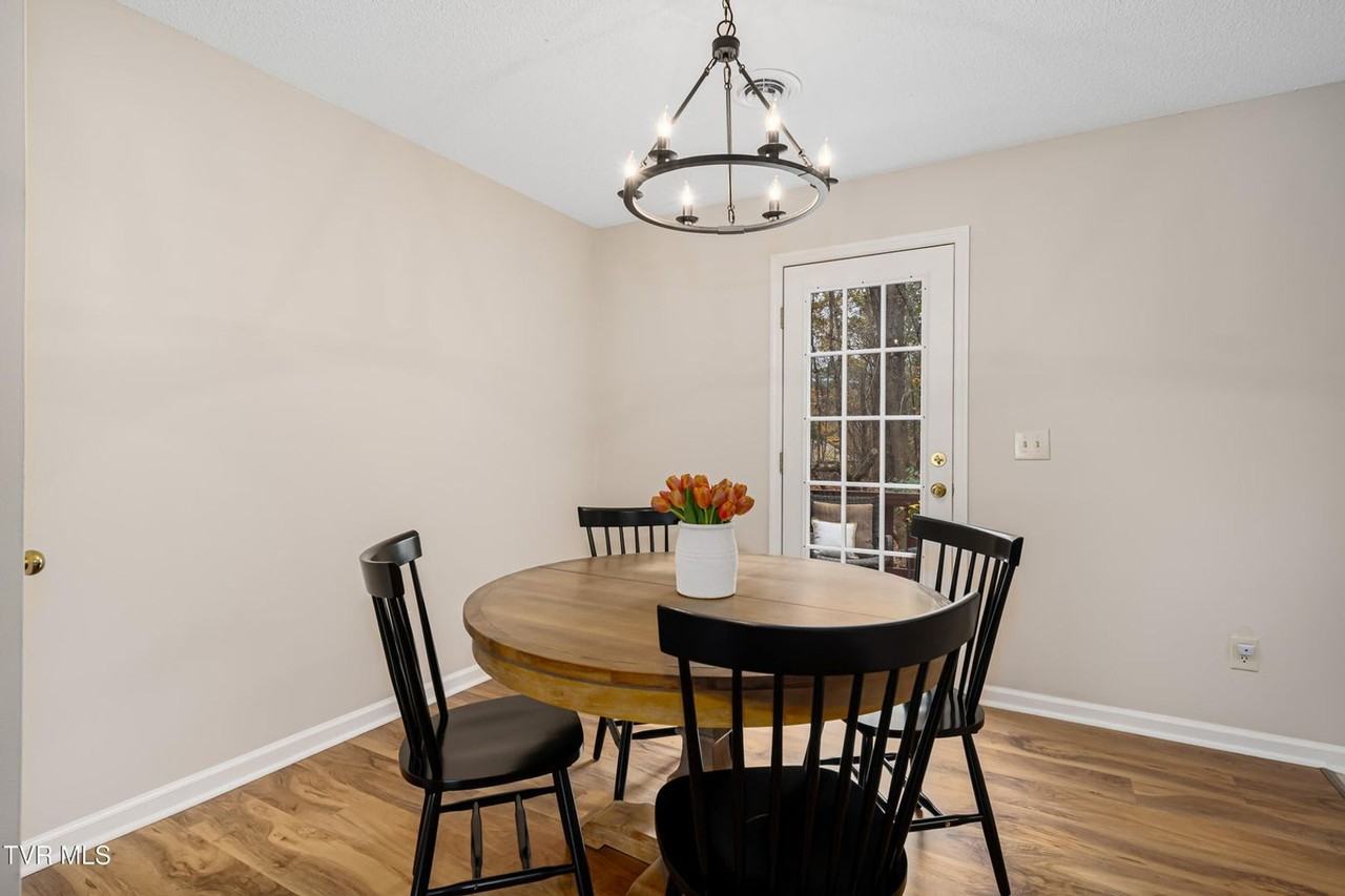 2241 Forest Acres Dr - Photo 7 of 30