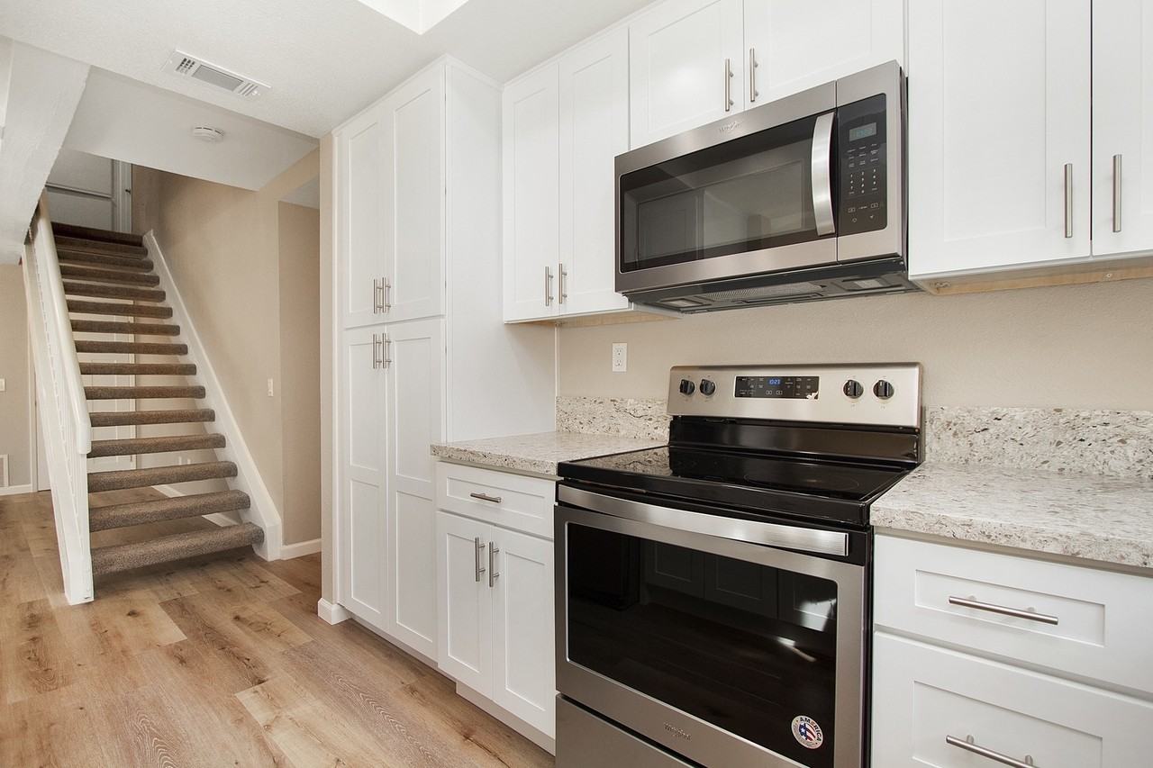 639 Rhine Ln - Photo 2 of 22