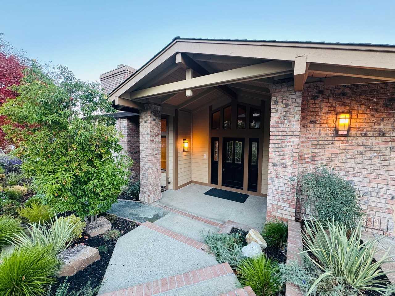 1850 Royal Ct - Photo 3 of 50