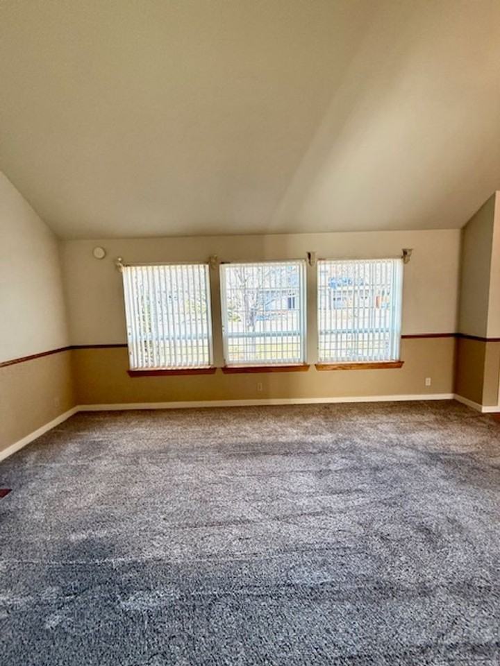 3036 Ne Madison Ave - Photo 4 of 33