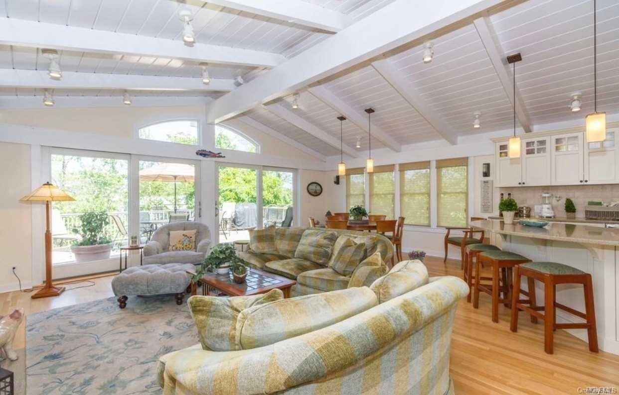 207 Wilmot Rd - Photo 4 of 24