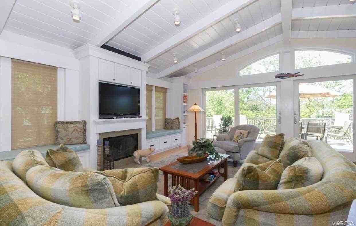 207 Wilmot Rd - Photo 6 of 24