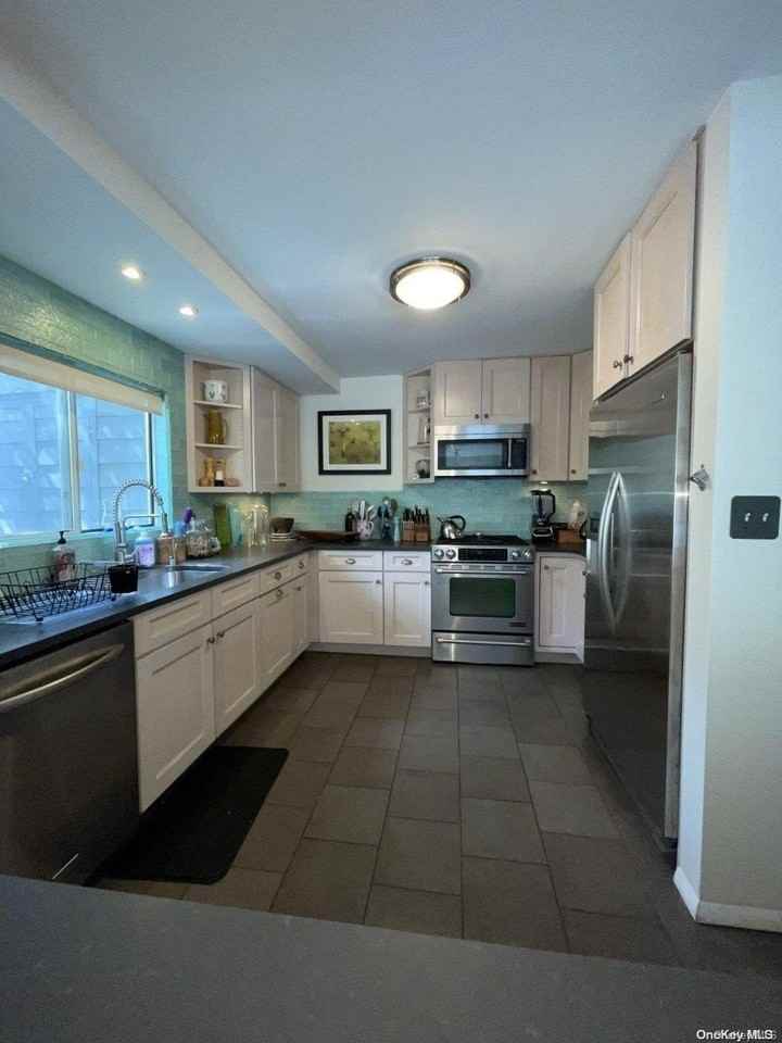 275 Wilmot Rd - Photo 5 of 19