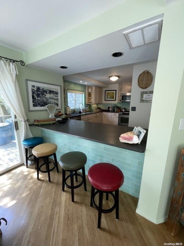 275 Wilmot Rd - Photo 6 of 19