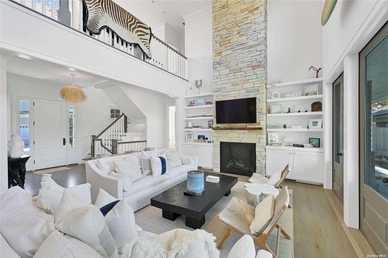 52 Quogue St - Photo 2 of 14