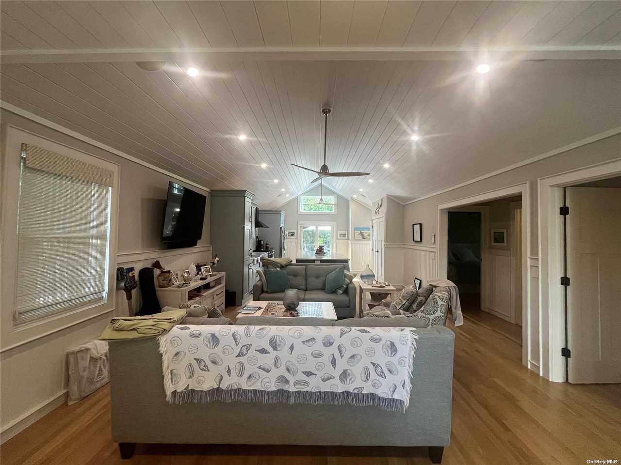 985 Surfview Walk - Photo 3 of 14