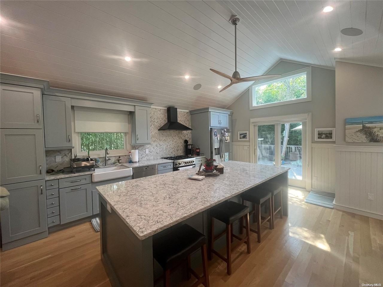 985 Surfview Walk - Photo 4 of 14