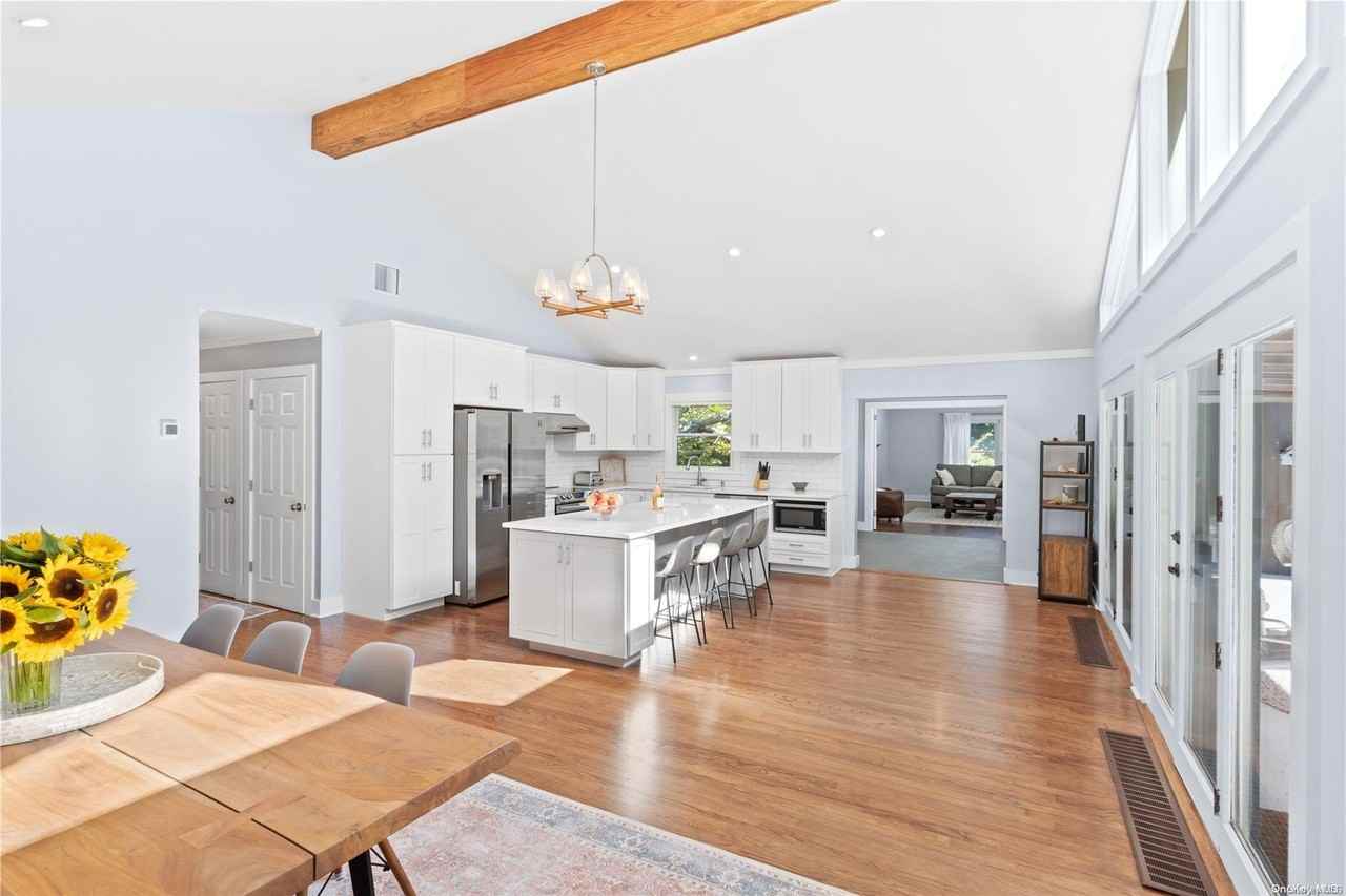 300 Marion Pl - Photo 4 of 34