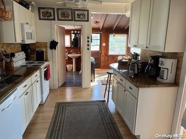 898 Evergreen Walk - Photo 5 of 9