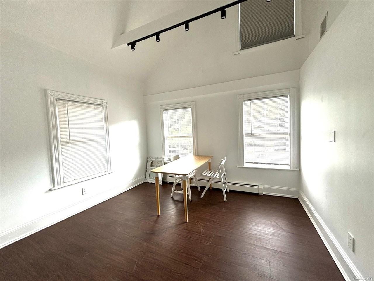 1433 Old Northern Blvd - Photo 3 of 8