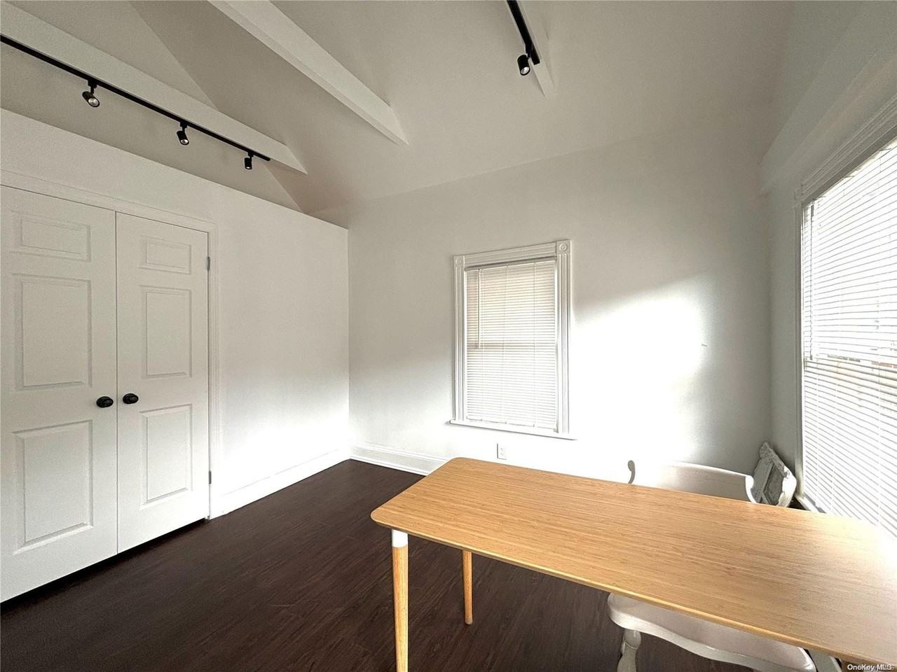 1433 Old Northern Blvd - Photo 4 of 8